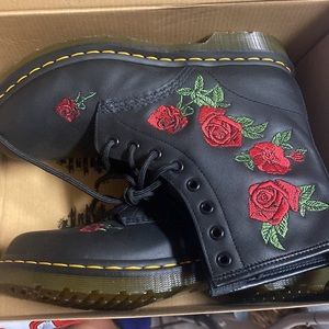 1460 VONDA FLORAL LEATHER LACE UP BOOTS (Doc Martin)